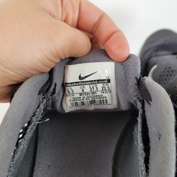 Nike training shoes black white 6.5US - Picture 8 of 9